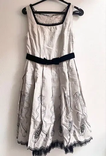 Emily templ cute 발레 슈즈 자수 JSK