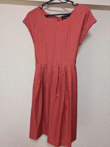 진한 핑크색 슬리브리스 원피스