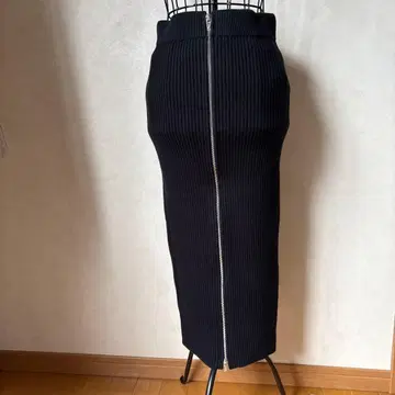 리브 편직 블랙 타이트 스커트 뒷면 지퍼