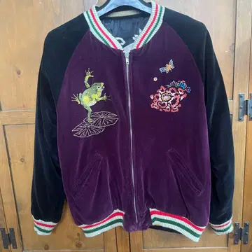 보라색 개구리 자수 스카잔