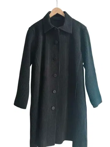 새상품급 옴므플리세 플리츠 코트