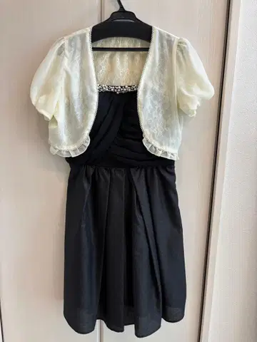 블랙 드레스 아이보리 가디건 포함