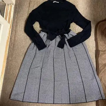 네이비와 화이트 니트 원피스