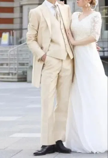 베이지 턱시도 자켓과 베스트 세트