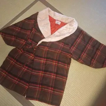 레트로한 빨간색과 브라운색 체크 무늬의 아기띠용 반텐