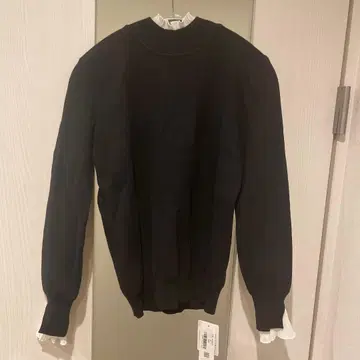 새상품 프릴 부착 블랙 긴팔 니트 스웨터