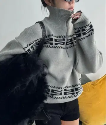 SAGGIE 뉴앙스 패턴 하프 지퍼 오버 니트