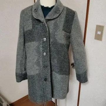 푹신하고 가벼운 울 혼방 그레이 절개 코트 미디엄 기장