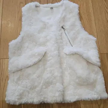 화이트 인조 모피 베스트