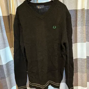 블랙 V넥 스웨터 남성용으로 구매