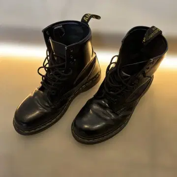 Dr. Martens 블랙 부츠 8홀