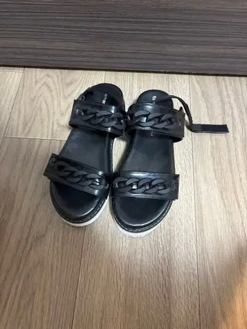 츠모리 치사토 블랙 스포츠 샌들