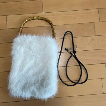 화이트 퍼 대나무 핸들 숄더백