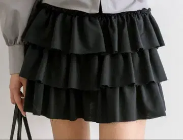 올리브 데 올리브 3단 프릴 맨투맨 미니 스커트 블랙