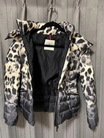 Moncler 레오파드 무늬 후드 부착 다운 자켓