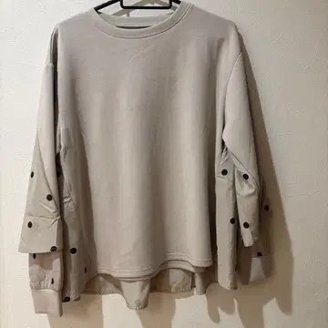 퍼리 도트 버튼 베이지 맨투맨