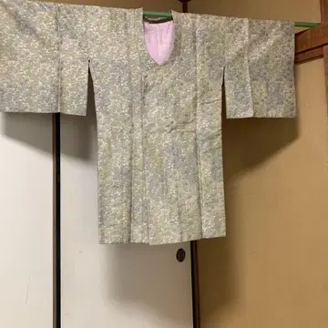 연한 그레이와 화이트 무늬의 치요다 칼라 코트 실크