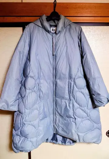 후드 부착 라이트 블루 퀼팅 다운 자켓