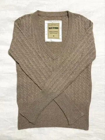 백 넘버 밀리터리 베이지 V넥 케이블 짜임 니트 M