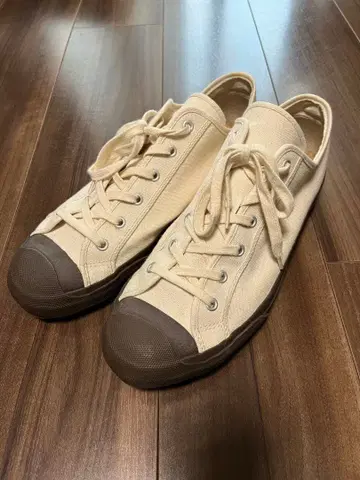 크림색 로우컷 스니커즈