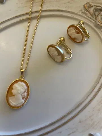 카메오 목걸이와 귀찌 세트