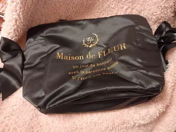 최종 가격 인하 메종 드 플뢰르 클리어 포켓 사이드 리본 토트백