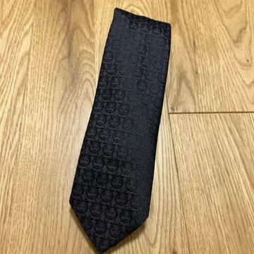 새상품급 페라가모 넥타이 간치니 네이비