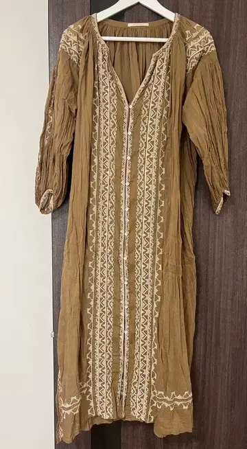 ne Quittez pas 자수 원피스