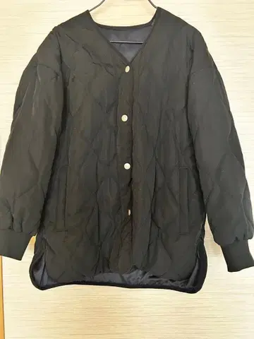 블랙 퀼팅 자켓 버튼 포함