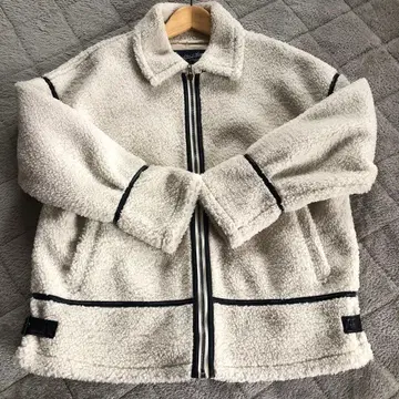 화이트 플리스 자켓 블랙 라인