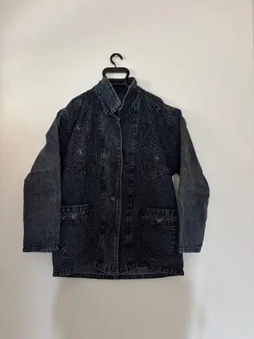 자수 들어간 다크 블루 데님 자켓