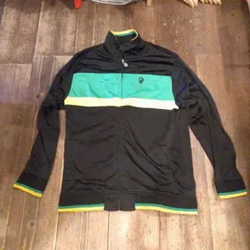 네스타 브랜드의 트랙 자켓입니다.