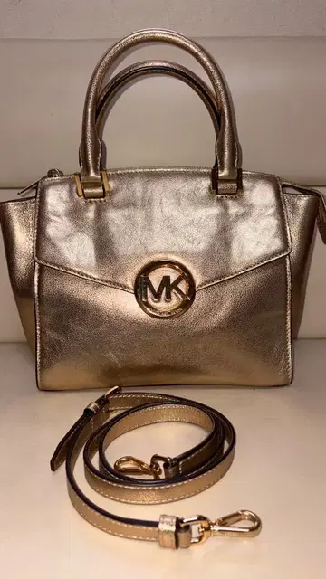 MICHAEL KORS 골드 핸드백