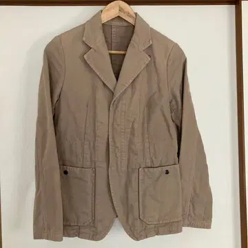 베이지 테일러드 자켓 프론트 포켓 부착