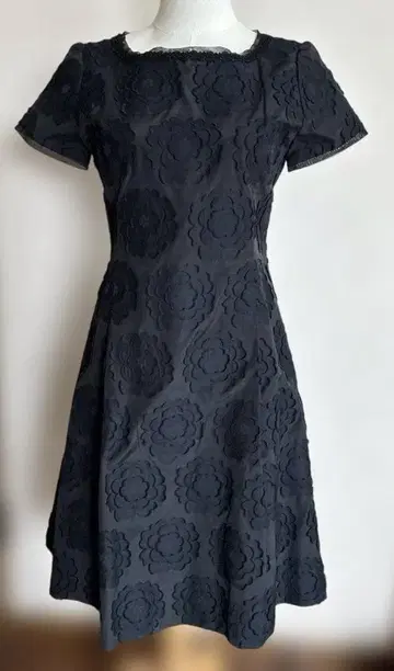 블랙 꽃무늬 자수 반팔 무릎 기장 원피스