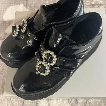 BUBBLES 더블 버클 로우 슈즈 통굽 에나멜 지뢰계 38