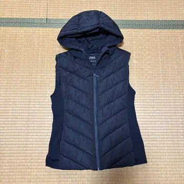 블랙 후드 부착 다운 베스트