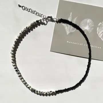 화이트와 블랙 비즈 목걸이