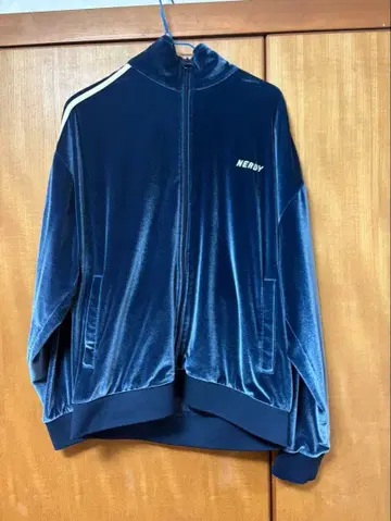 NERDY 네이비 벨벳 저지