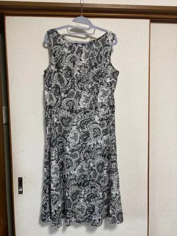 화이트 블랙 페이즐리 무늬 슬리브리스 원피스