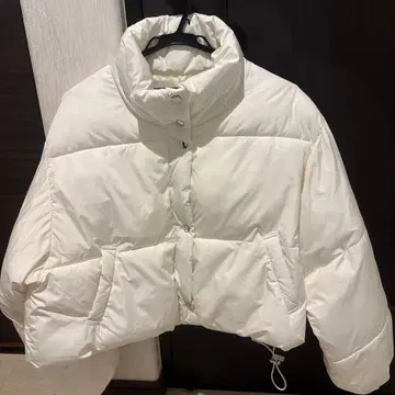 화이트 숏 기장 다운 자켓