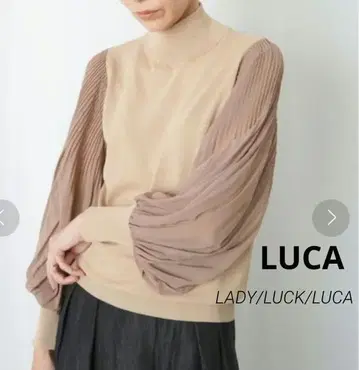 [ 루카 레이디 랙 루카 ] 펄톤 버튼 하이넥 플리츠 슬리브 니트