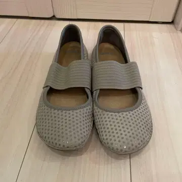 그레이 도트 무늬 플랫슈즈