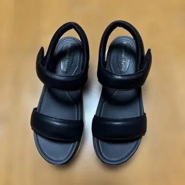 블랙 스트랩 샌들