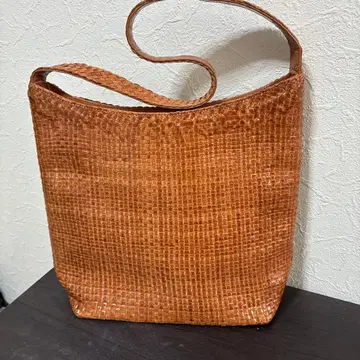 브라운 가죽 뜨개질 숄더백