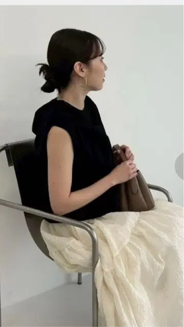 Mila Owen 매듭 디테일 슬리브리스 니트탑