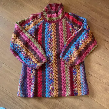 아크릴 100% 멀티 컬러 하이넥 스웨터