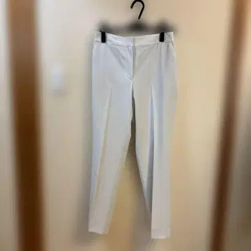 화이트 슬랙스 백 포켓 부착