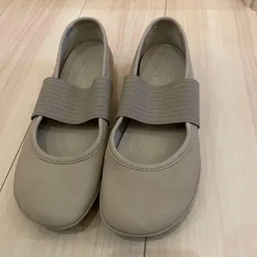 캠퍼 얇은 베이지 엘라스틱 밴딩 플랫슈즈