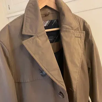 베이지 트렌치코트 더블 버튼
